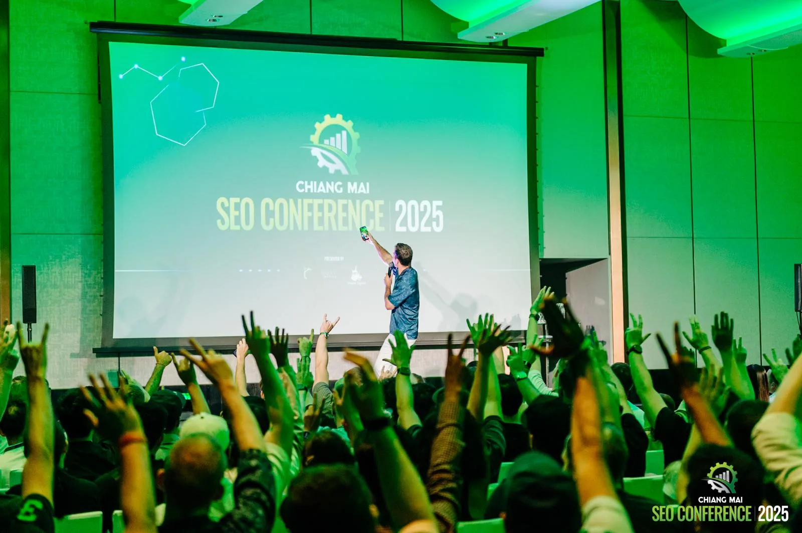 Niels Zee speaking to the audience at Chiang Mai SEO Conference
