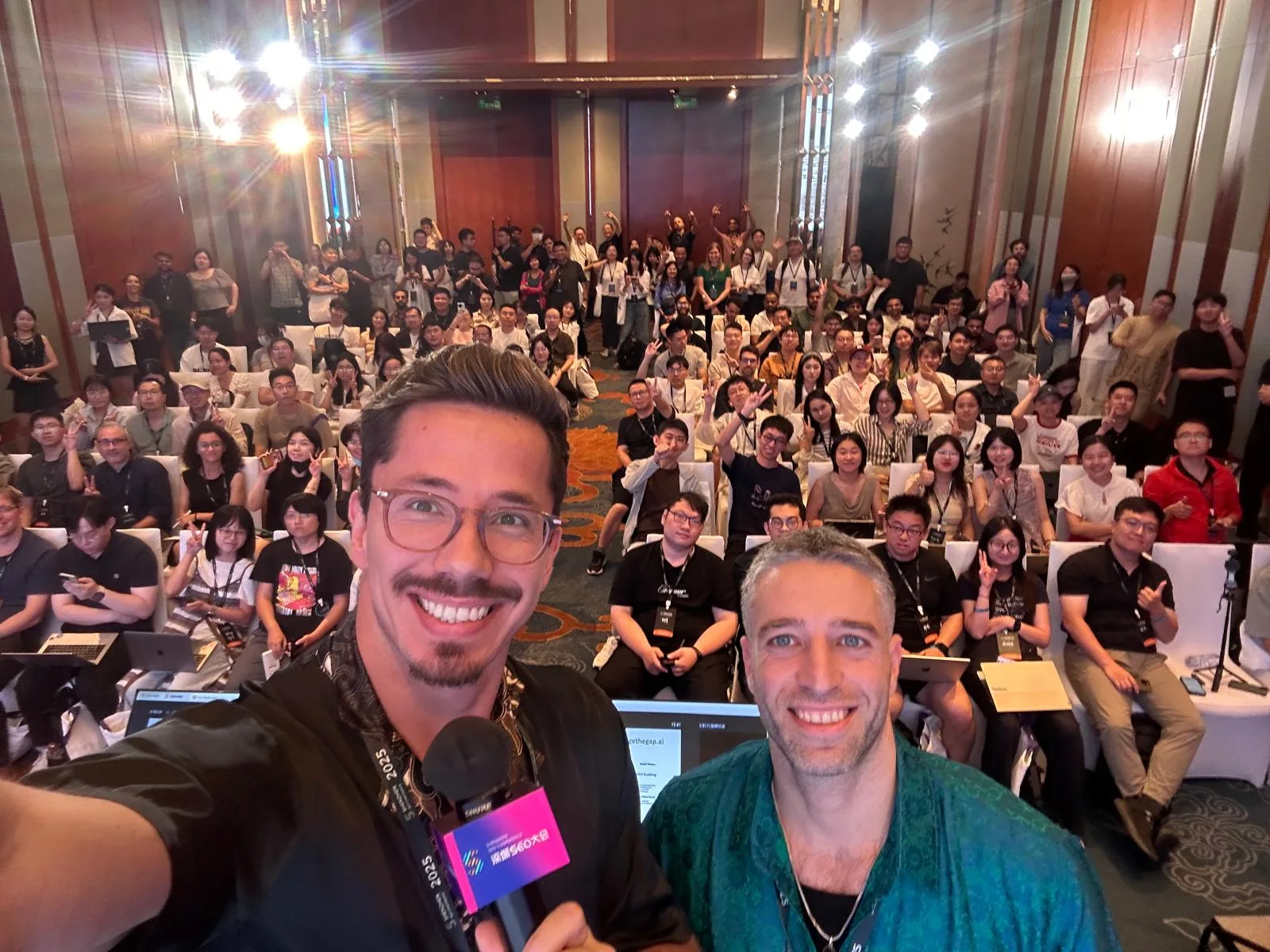 Niels Zee with the audience after speaking at ShenzhenSEO