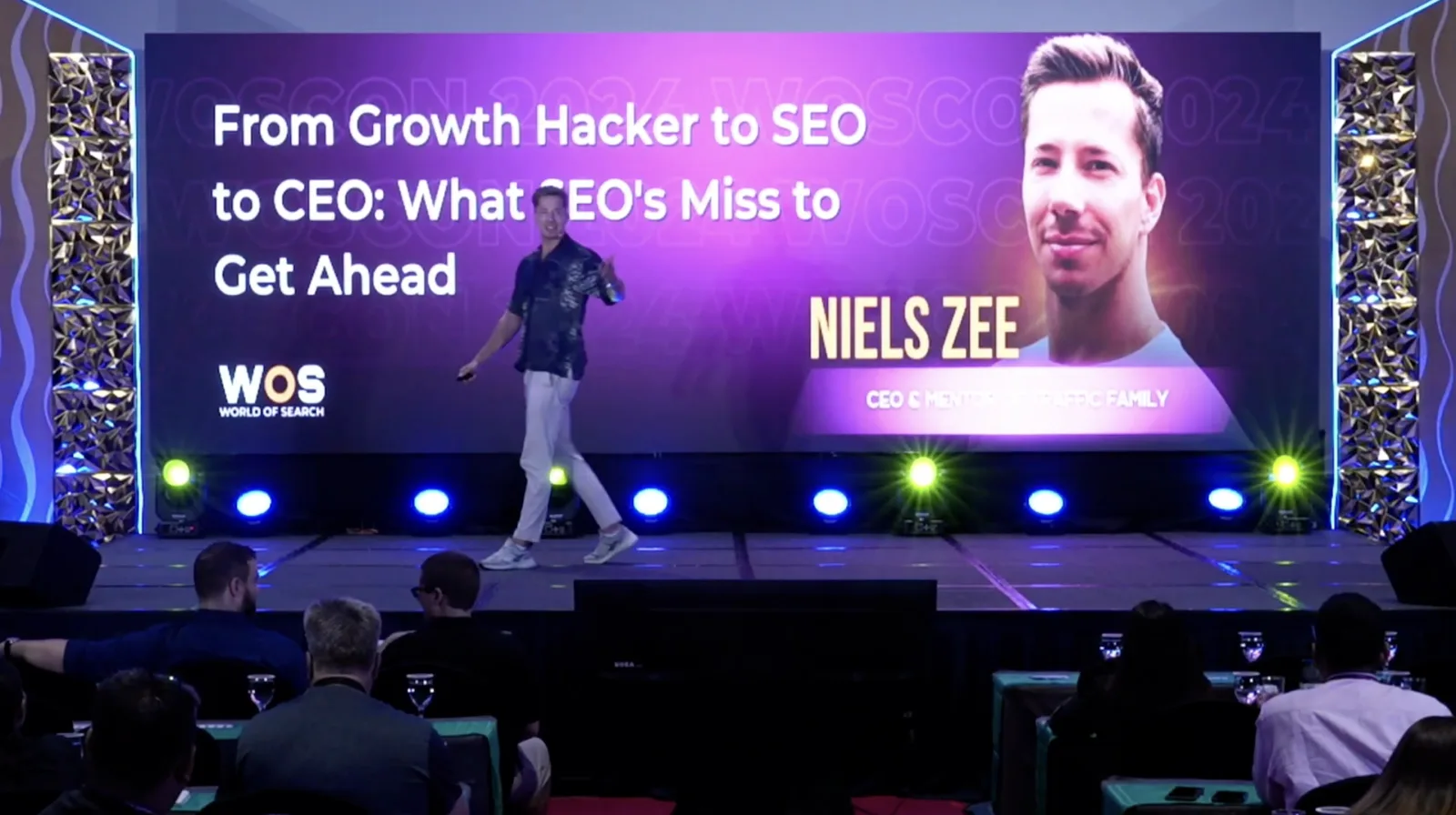 Niels Zee walking on stage at World of Search